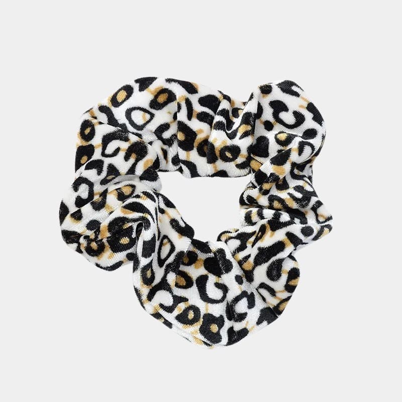 https://cdn.shopify.com/s/files/1/0676/8204/2172/files/chouchou-leopard-blanc-velours-meolina.jpg?v=1722328371